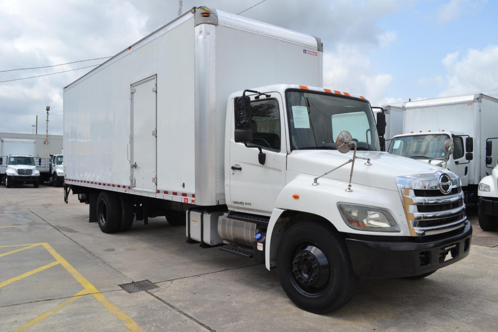 2016 WHITE /BLACK HINO 268 with an JO8E-VC 7.7L 220HP engine, ALLISON 2500RDS AUTOMATIC transmission, located at 9172 North Fwy, Houston, TX, 77037, (713) 910-6868, 29.887470, -95.411903 - 25,950LB GVWR NON CDL, MORGAN 26FT BOX, 109" X102", MAXON 3,300LB CAPACITY STEEL LIFT GATE, DUAL 50 GALLON FUEL TANKS, POWER WINDOWS, LOCKS, & MIRROS - Photo#2